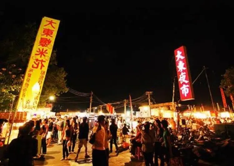 台南大東夜市美食推薦2026|週一二五營業的必吃12家小吃、交通停車與大東東差別
