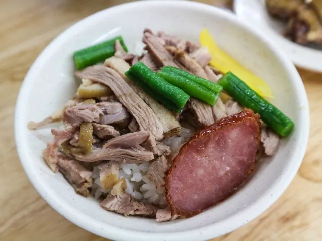 鐘點棧當歸鴨的鴨肉飯,去骨鴨肉鋪在白飯上,附香腸與青菜