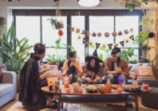 【ハロウィンパーティー2025】ハロウィンはいつから？由来・起源から、ディズニーやユニバの最新パレード、仮装、限定お菓子まで完全ガイド！