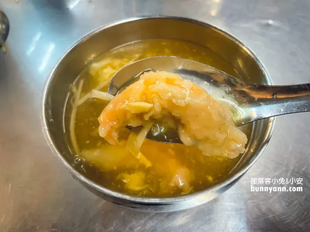 阿國蝦仁羹的蝦仁羹，湯匙舀起裹薄漿的蝦仁