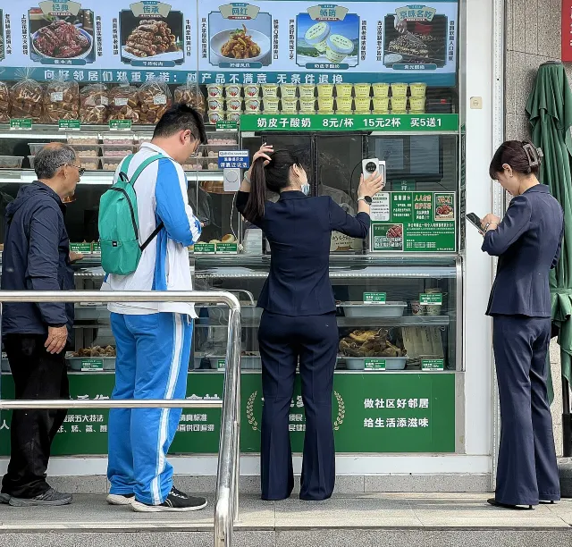 Оплата по QR-коду в Китае: туристка показывает телефон считывателю