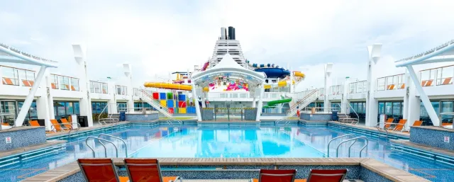 swimming pools on genting dream cruise