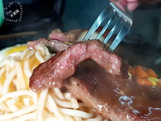 樂華夜市的鐵板牛排,鐵板麵、半熟蛋與牛排淋上醬汁