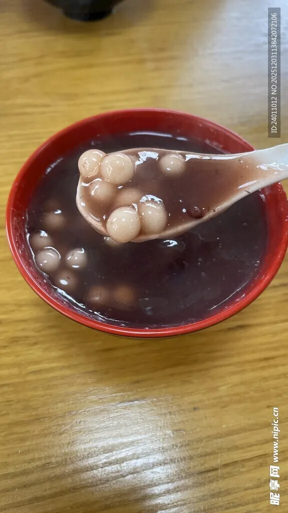 羅東紅豆湯圓的紅豆湯圓，紅豆湯裡浮著白色湯圓