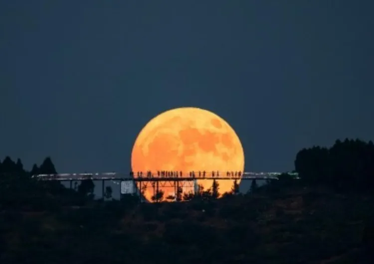 【スーパームーン2025】11月5日最大の満月観測ガイド!意味・見える時間や地域・天気・撮影のヒント・2025年満月カレンダー徹底解説!