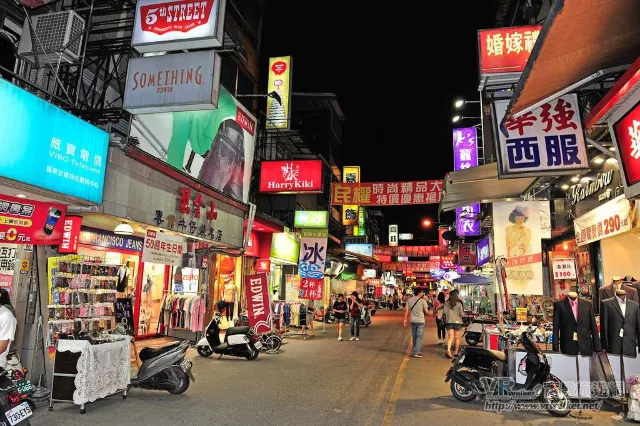 羅東夜市中山公園周邊的夜市街景,兩側攤位與招牌一路延伸到街底