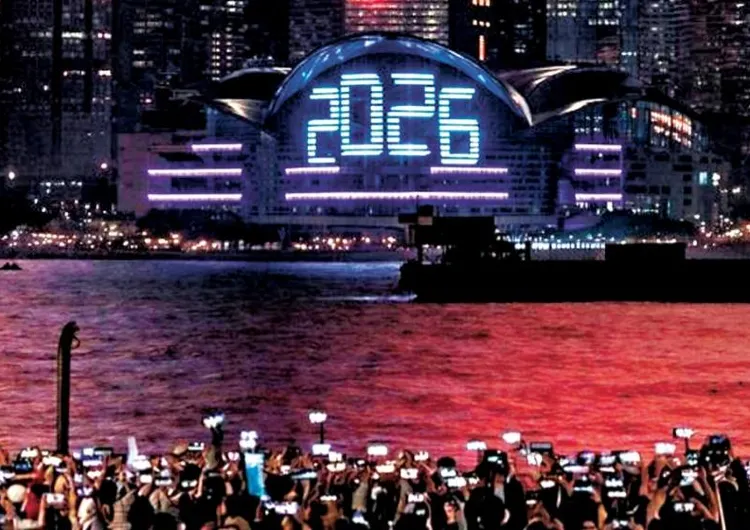 【2026香港跨年】中環八廈光影匯演＋維港遊船海上倒數，港鐵通宵、中環封路、兩口岸延長通關一文睇