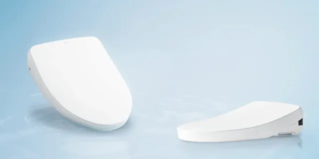 ฝารองนั่งชักโครกในห้องน้ำ