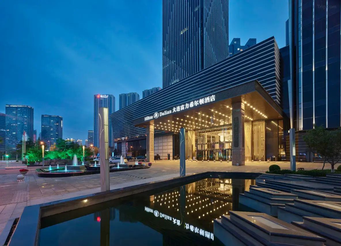 ด้านหน้าของโรงแรม Hilton Dalian