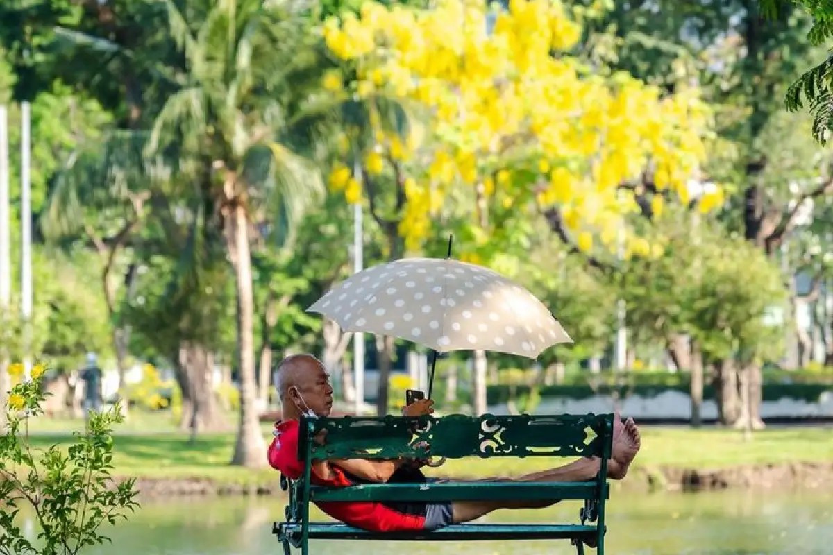 resting at Lumphini Park