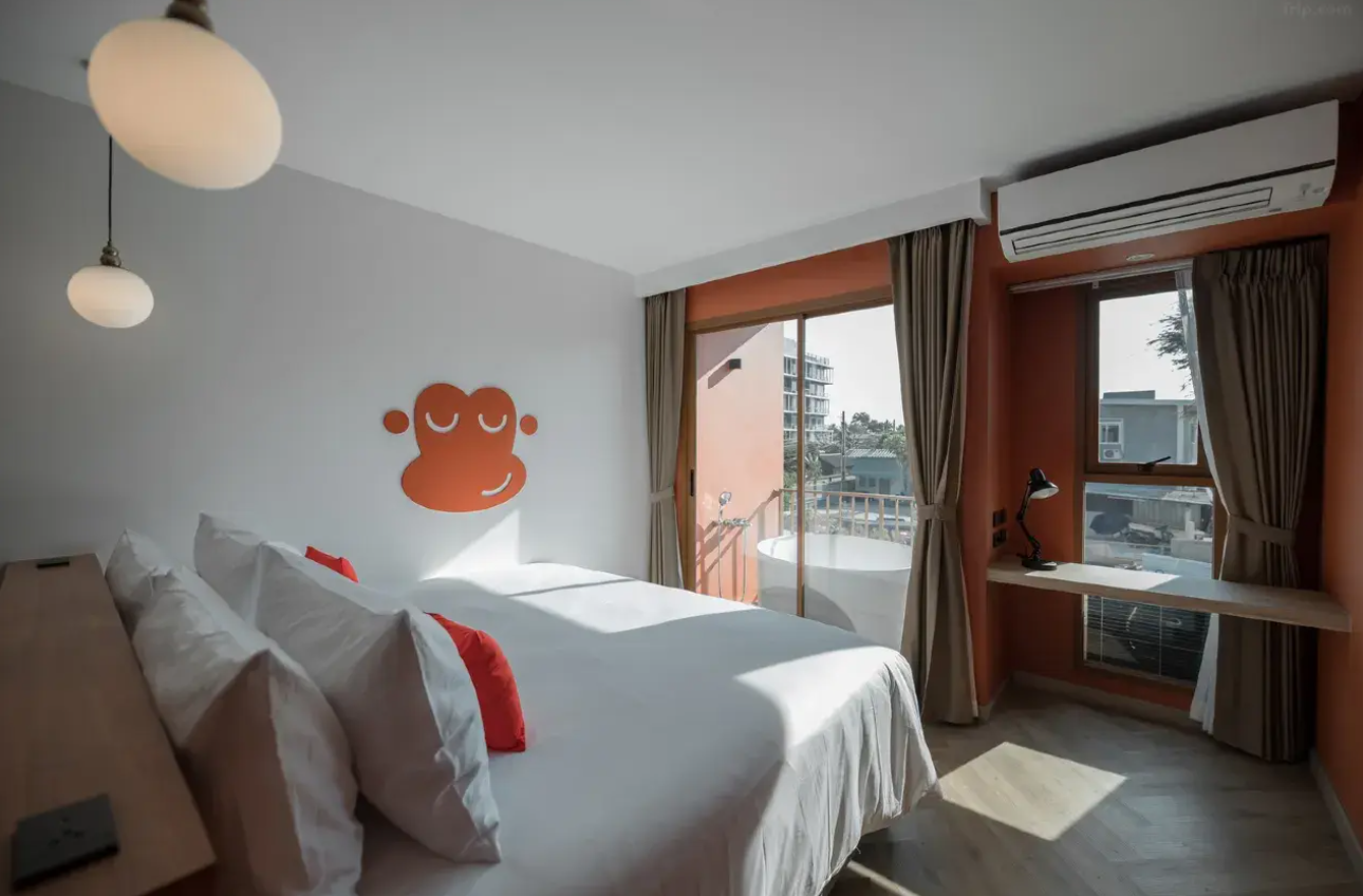 บลูมังกี้ ฮับ แอนด์ โฮเทล บางแสน (Blu Monkey Hub & Hotel)