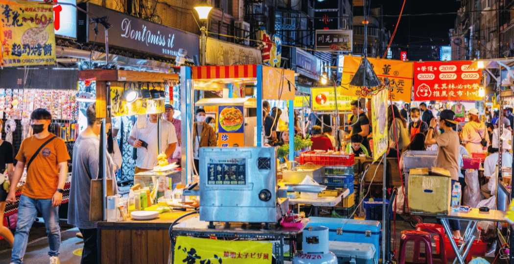 Le marché de nuit de Taipei, illuminé par ses stands de street food et vibrant au rythme des visiteurs.