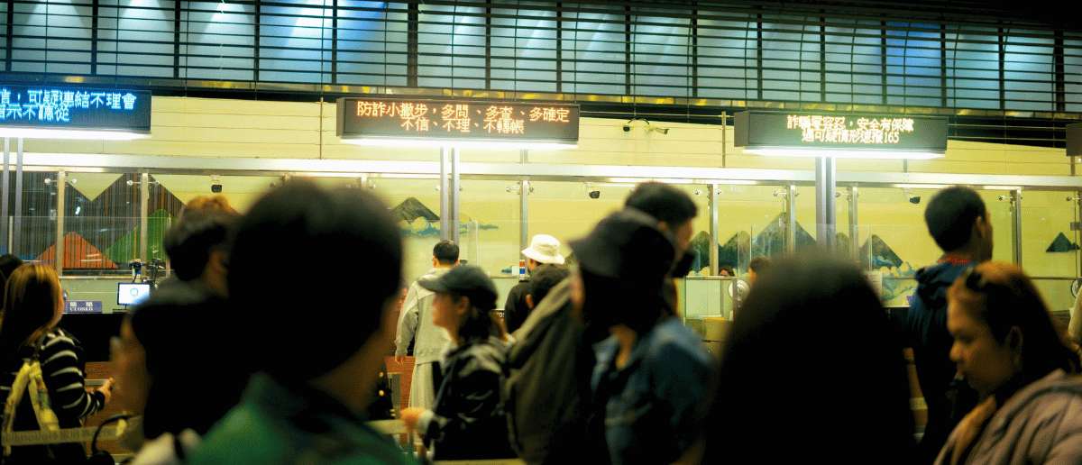Viajeros haciendo fila en el control migratorio de un aeropuerto en Taiwán