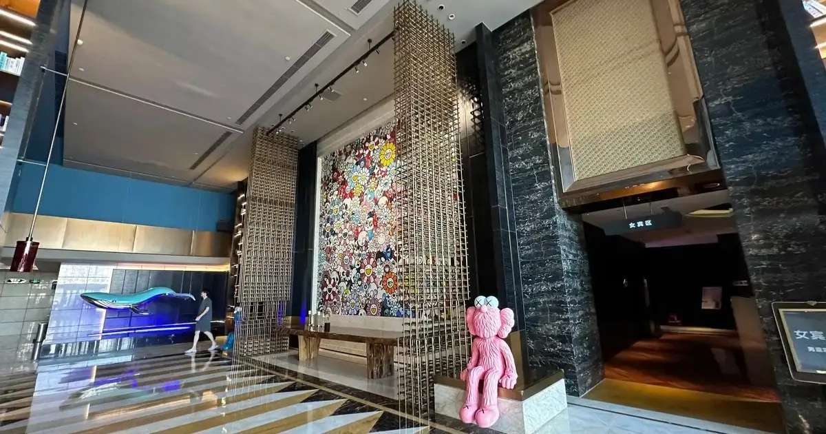 Entrada de un spa 24 horas en Pekín con decoración moderna y zona de recepción.