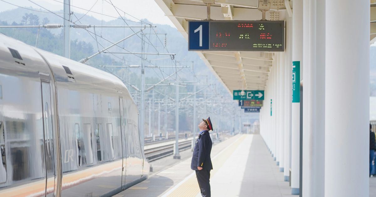 อาหารบนรถไฟจีนมีอะไรบ้าง? รีวิววิธีสั่งของกินผ่าน 12306 ก่อนขึ้นรถไฟ 2569 | Trip.com