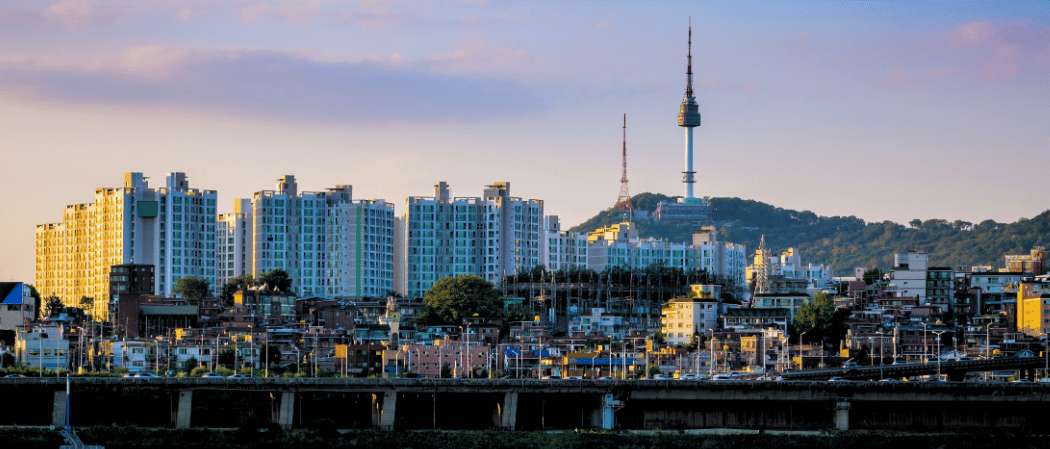Vista panoramica di Seul al tramonto, con la Namsan Tower e gli edifici residenziali che si stagliano sullo sfondo in Corea del Sud