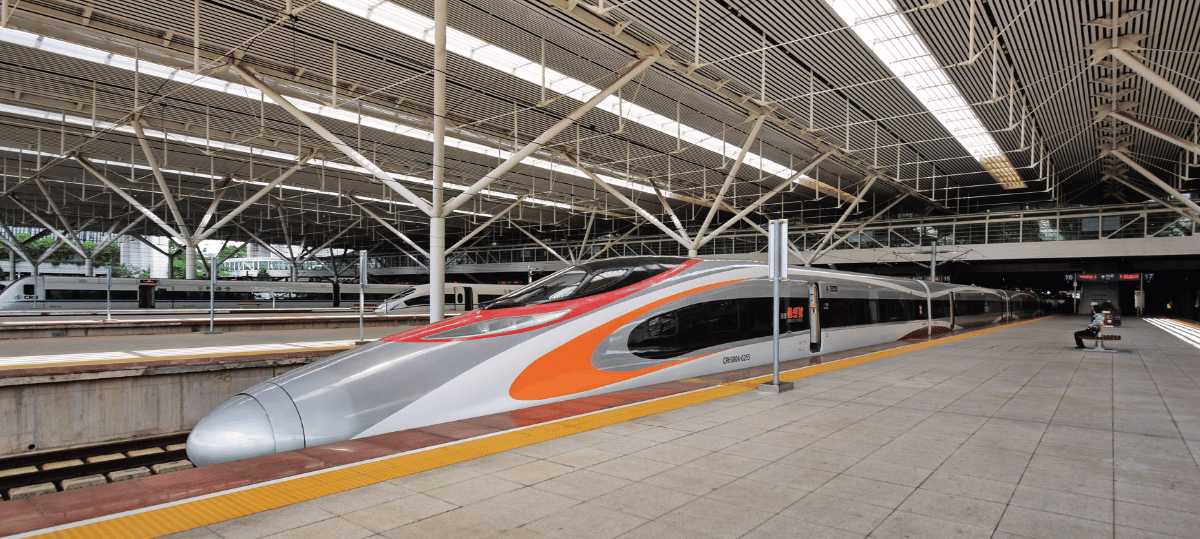 Tren de alta velocidad estacionado en el andén de una estación ferroviaria moderna en China