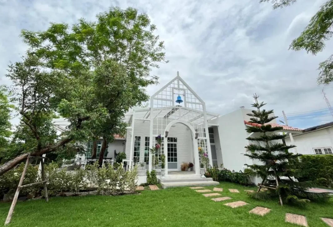 มี แอนด์ ทรี วิลล่า