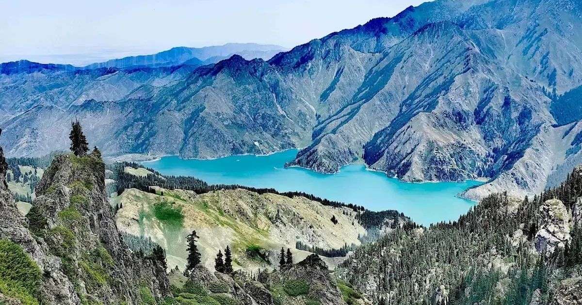 Lago Tianchi de Tian Shan cerca de Urumqi