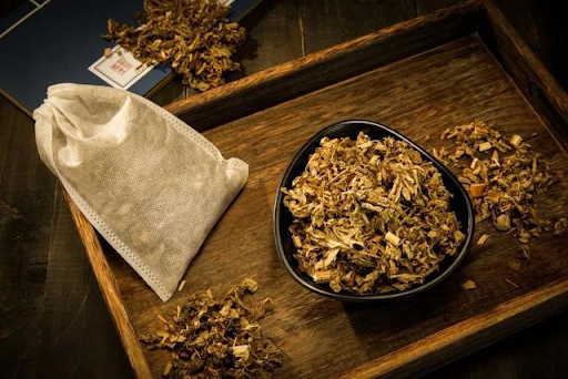 เครื่องหอมจากสมุนไพรและดอกไม้