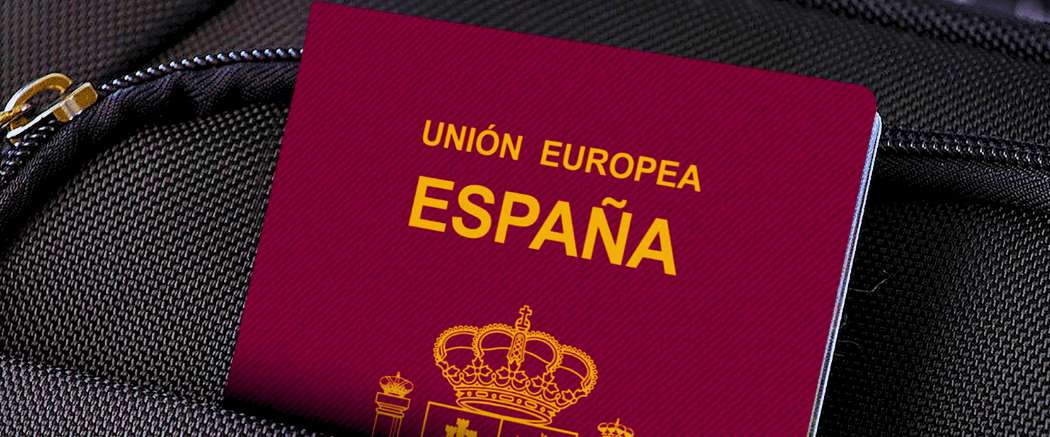 Pasaporte español sobre equipaje de viaje antes de volar a Corea del Sur desde España