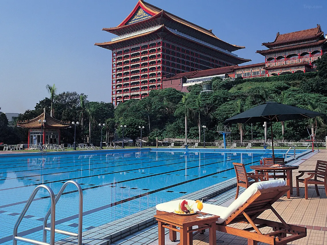 สระว่ายน้ำหน้าโรงแรม The Grand Hotel