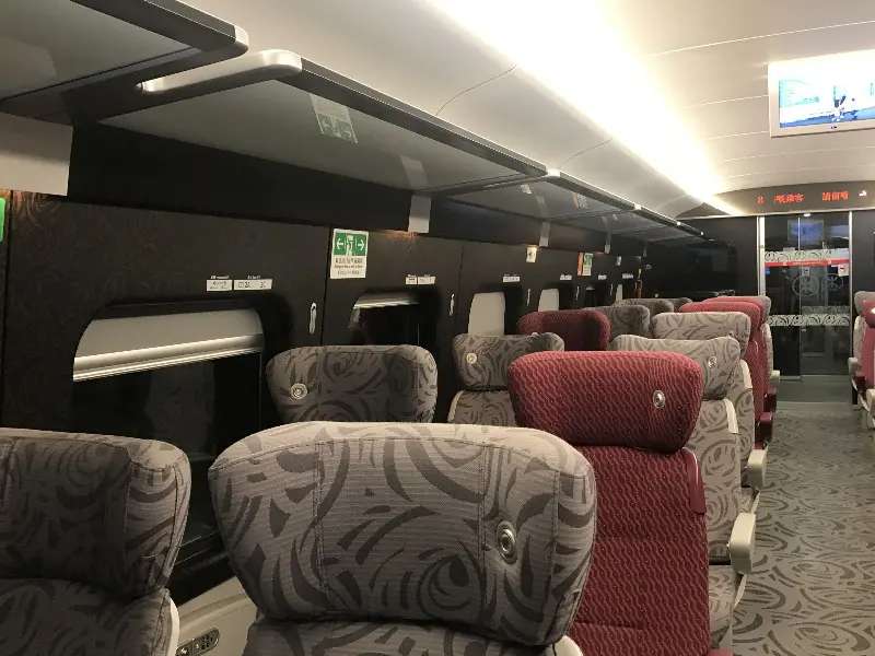 รถไฟที่ให้บริการในสถานีฟู่เทียน