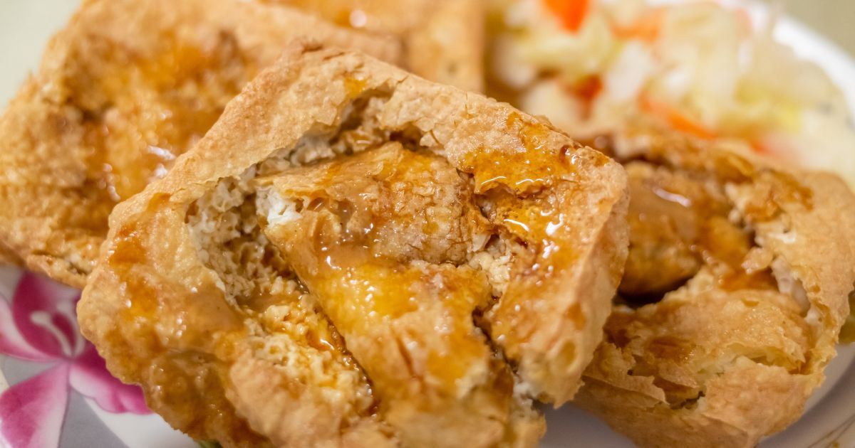 Dulce tradicional taiwanés cubierto de miel y presentado en un plato