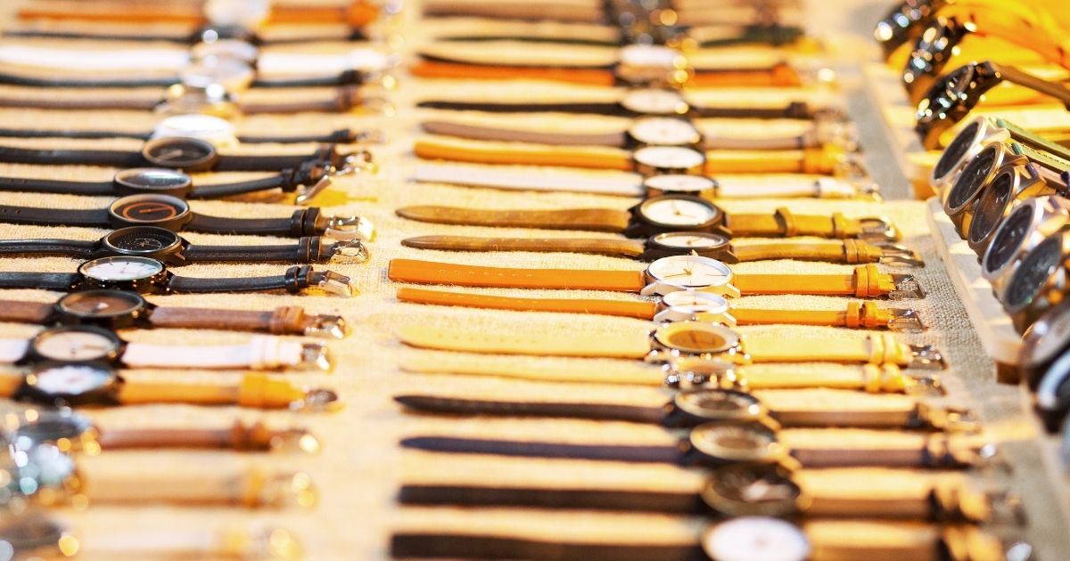 Relojes con diferentes correas expuestos