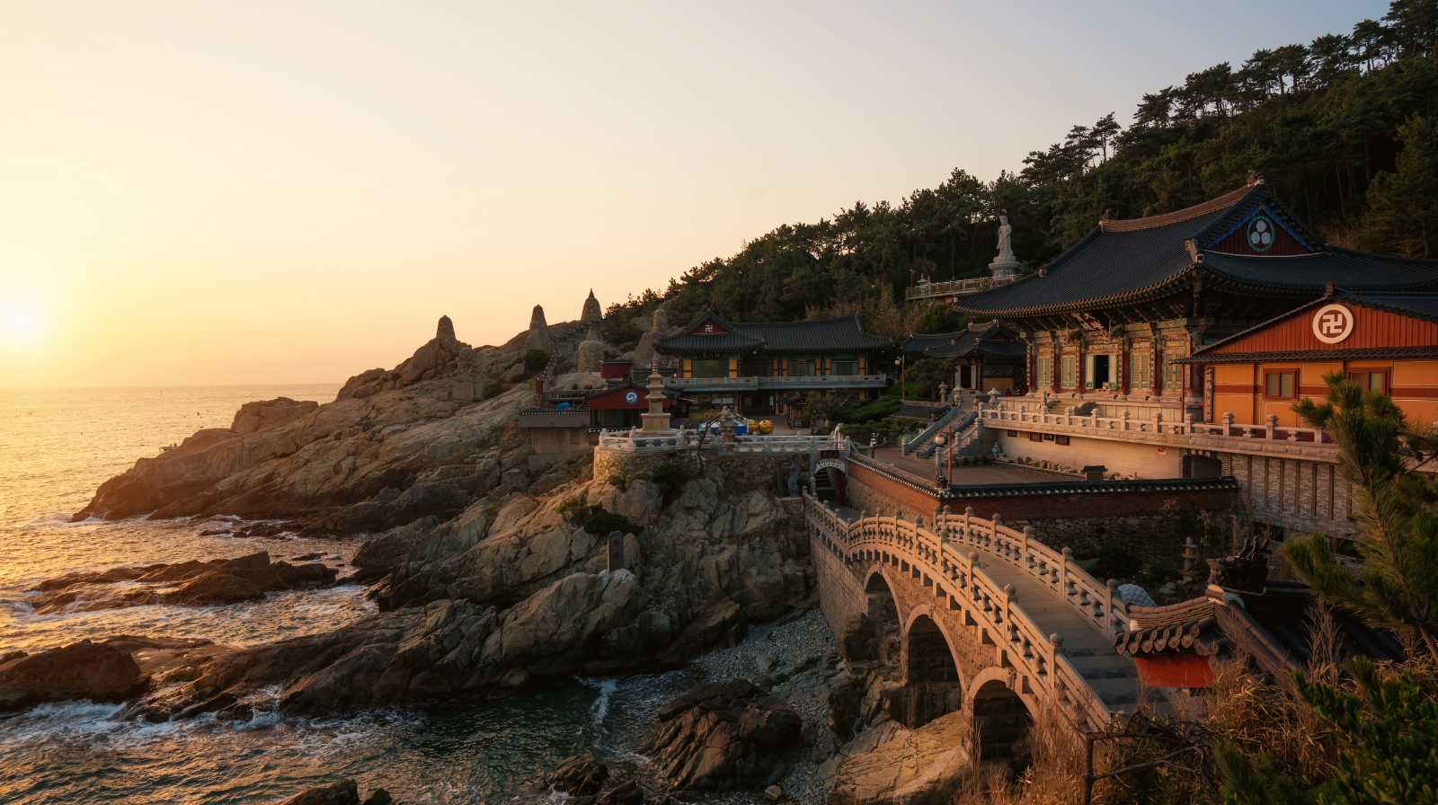 Templo Haedong Yonggungsa construido sobre los acantilados junto al mar en Busan durante el amanecer