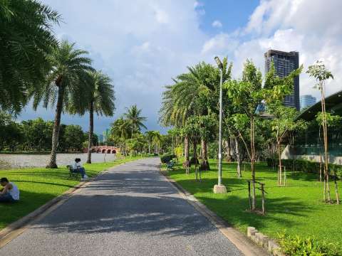 นั่งพักริมบึงน้ำ