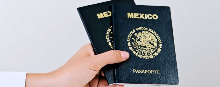 Pasaportes mexicanos en mano, documentación oficial para viajar al extranjero desde México.