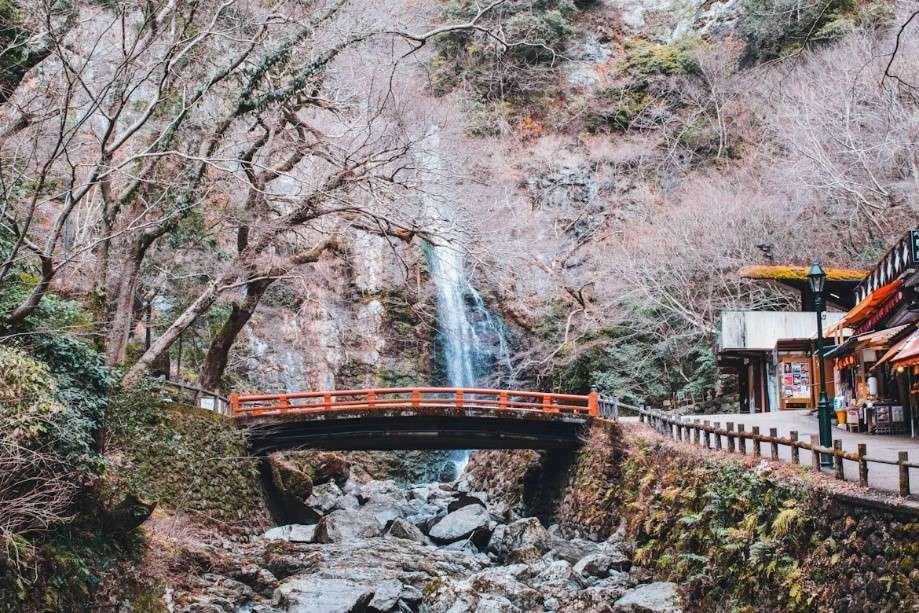 วิวน้ำตกมิโนะ สะพานแดง และร้านค้าดั้งเดิมริมลำธาร