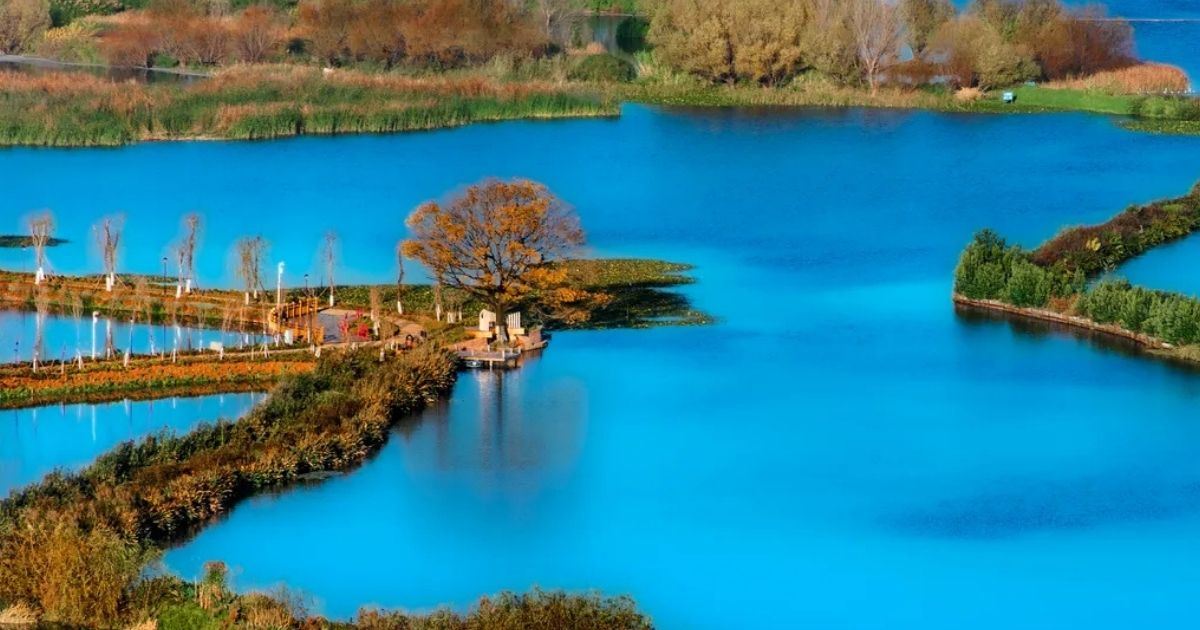 Se observa uno de los lagos de Kunming con una vista desde arriba