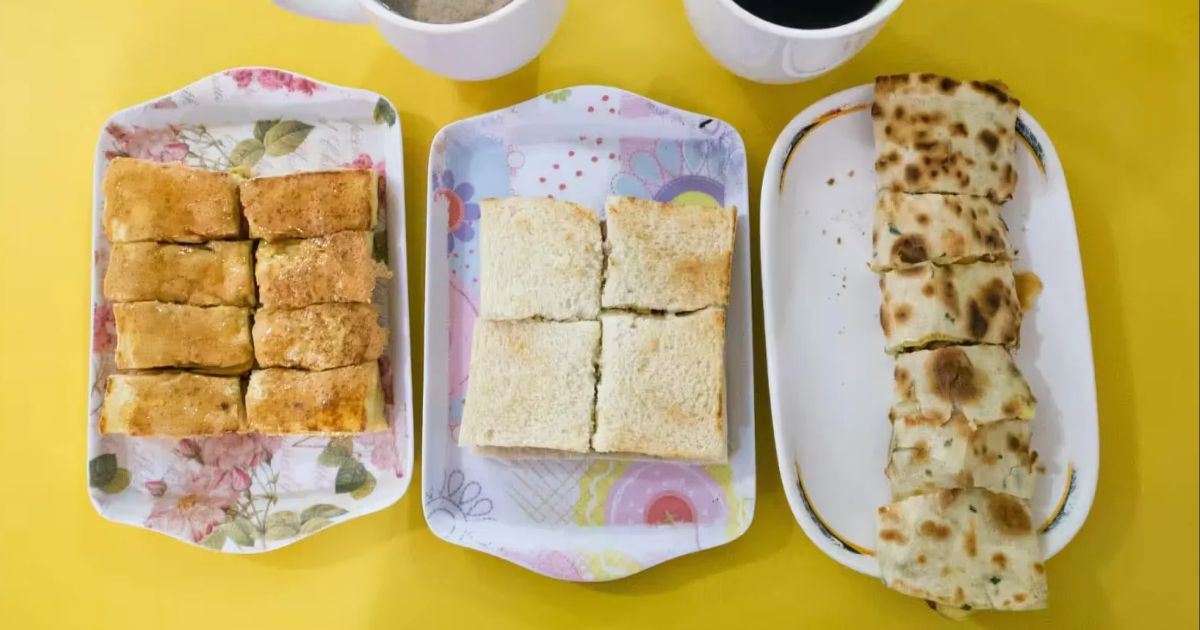 Selección de aperitivos taiwaneses salados presentados en diferentes recipientes