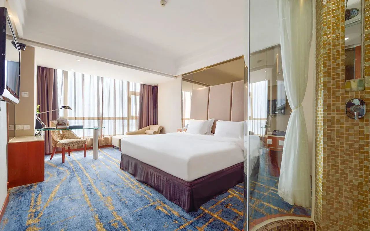 ห้องนอนของ Bayshore Hotel Dalian