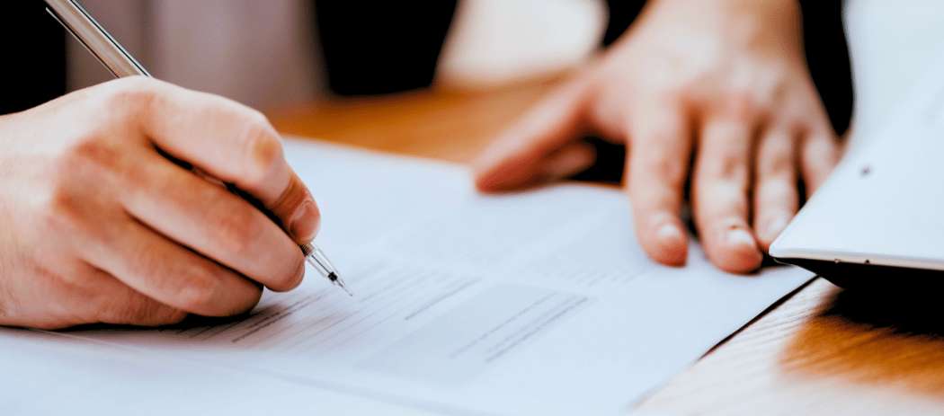 Une personne remplissant un formulaire de demande de visa ou des documents de voyage internationaux pour préparer sa prochaine aventure.