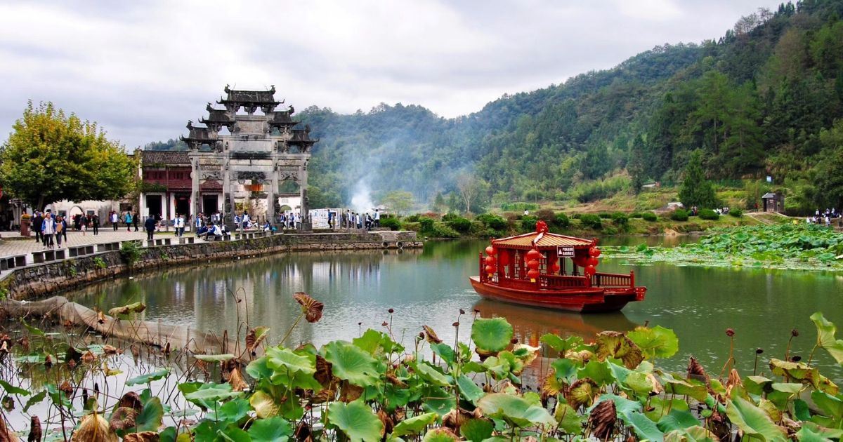 ไม่ควรไปจีนช่วงไหน 2569? เช็กวันหยุด อากาศ และช่วงที่ควรเลี่ยง | Trip.com