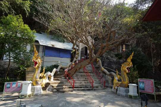 วัดป่าพุทธาราม (วัดถ้ำสติ) – พระพุทธรูปหินแกะสลักกลางธรรมชาติ