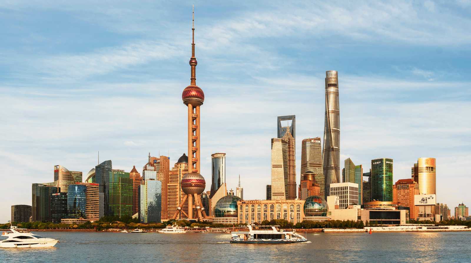 Vista del skyline de Shanghái con la Torre Oriental Pearl y rascacielos junto al río Huangpu