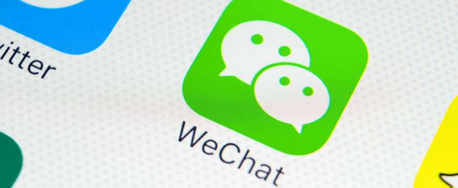 Logotipo de WeChat en la pantalla de un teléfono móvil