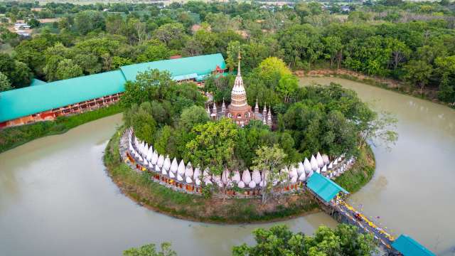 วัดมนต์มาวาส (วัดป่านางเหริญ) – เจดีย์กลางน้ำและพระนอนกลางป่าปักธงชัย