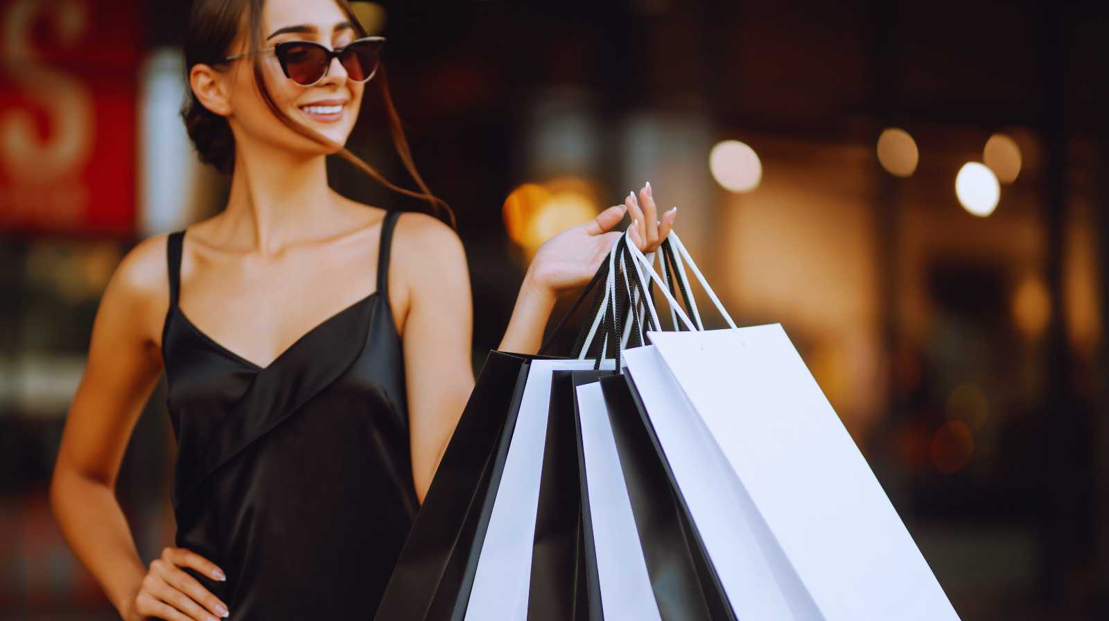 Imagen que muestra la moneda local en Shanghái, con una vista de la ciudad de fondo y un enfoque en consejos sobre pagos y cambio de dinero