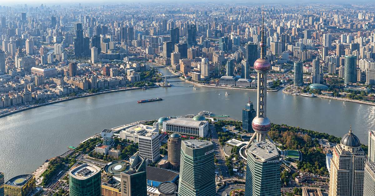 Vista do rio Huangpu e da Pérola Oriental a partir do mirante da Torre de Xangai