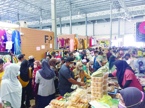 Inside of pasar payang with tons of shoppers