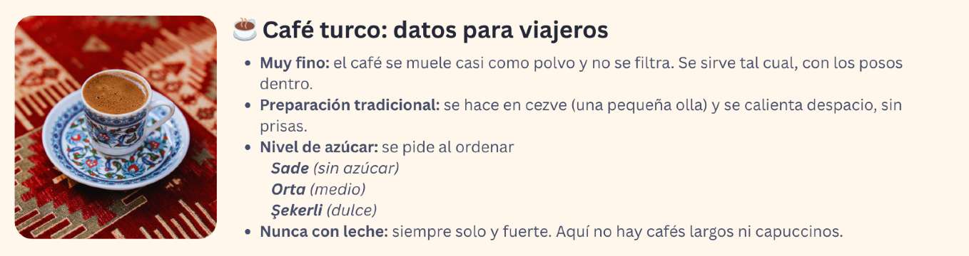 Taza de café turco servido de forma tradicional, con espuma espesa y vajilla decorada