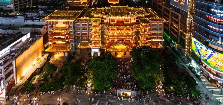 Die Beijing Road bei Nacht, hell erleuchtet und voller Leben