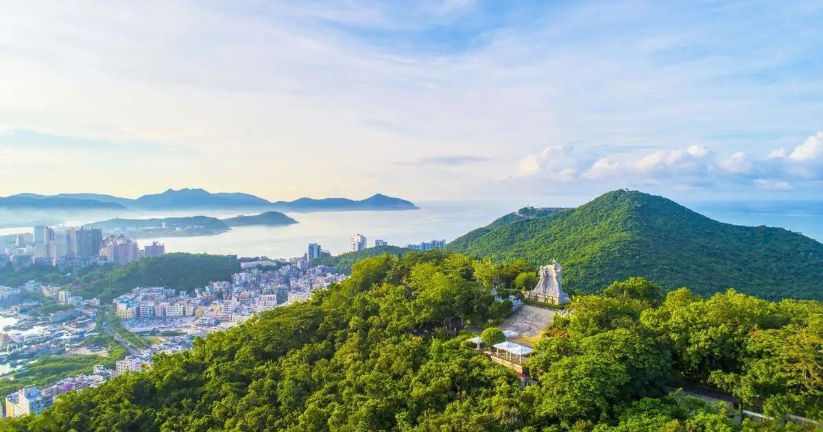 Vista panorámica de Sanya, la costa y la estatua del ciervo desde el Área Escénica de Luhuitou.