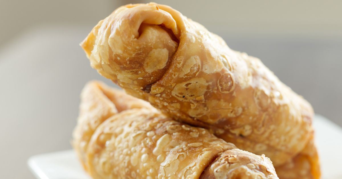 Rollitos de huevo taiwaneses, dorados y crujientes, presentados como dulce tradicional
