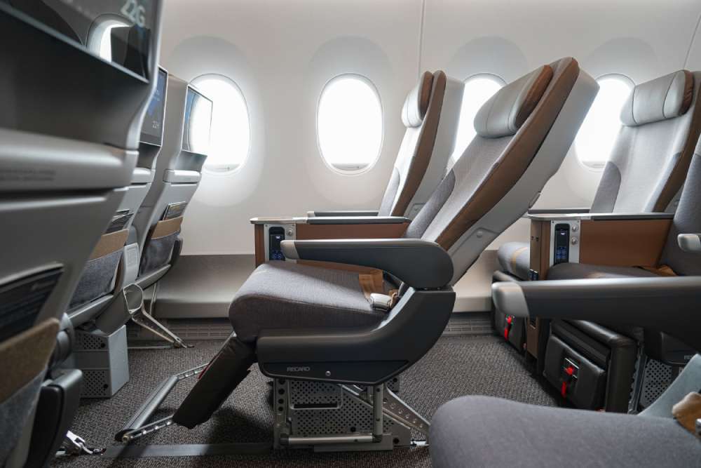 Starlux Airlines รีวิว 2569: รีวิวทุกชั้นโดยสาร เส้นทางบิน บริการ และการจอง | Trip.com